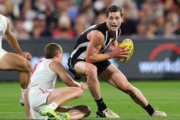 Magpie Ned Long and Swan Chad Warner do battle.