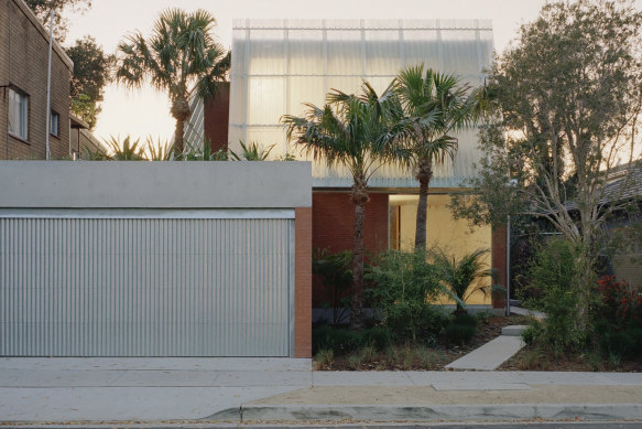 Clifton House in North Bondi designed by Anthony Gill Architects has been shortlisted for this year’s NSW Architecture Awards’ best new house.  It is shielded in inexpensive fibreglass sheeting.