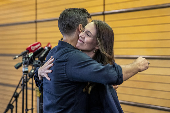 Yeni Zelanda Başbakanı Jacinda Ardern, nişanlısı Clark Gayford'a sarılıyor.