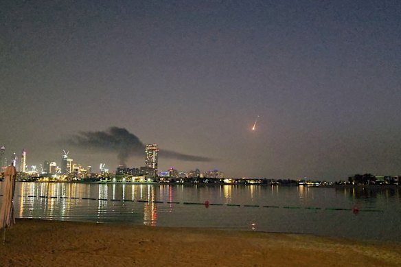 Il fumo si alza su un hotel danneggiato sulla famosa isola artificiale di Palm Jumeirah a Dubai.