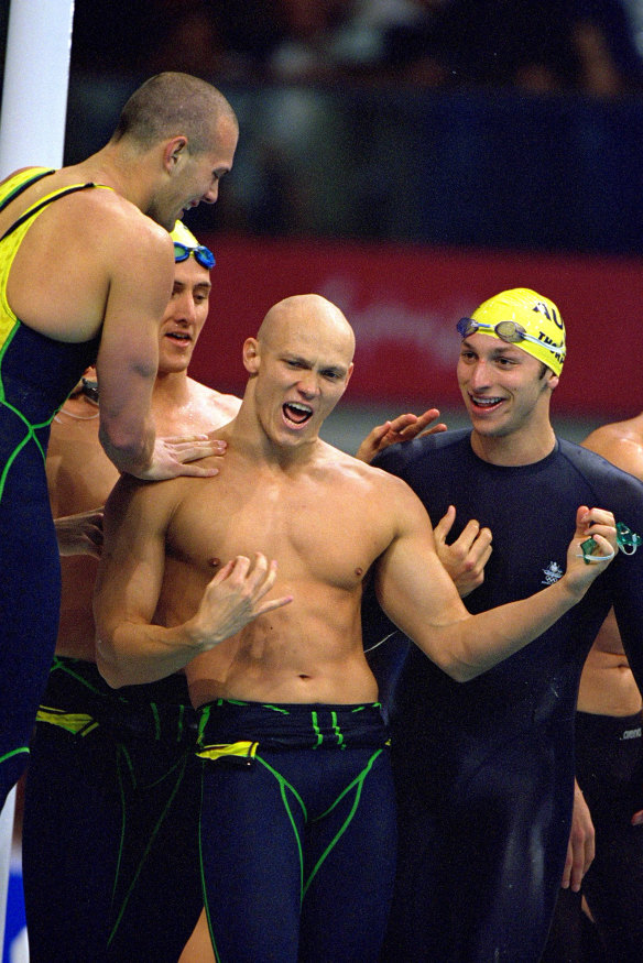 Klim with the Australian men’s 4x100m freestyle relay team after winning gold at the Sydney Olympics.