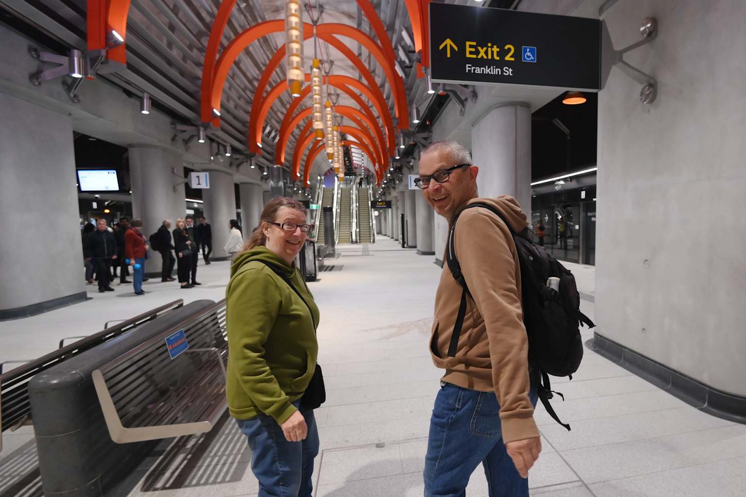 पहले कार्यदिवस की सेवाएँ नए स्टेशनों आर्डेन, पार्कविले, स्टेट लाइब्रेरी, टाउन हॉल, एन्ज़ैक से शुरू होती हैं