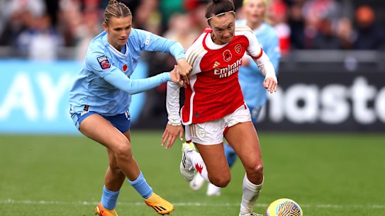 Caitlin Foord of Arsenal runs with the ball whilst under pressure from Kerstin Casparij.