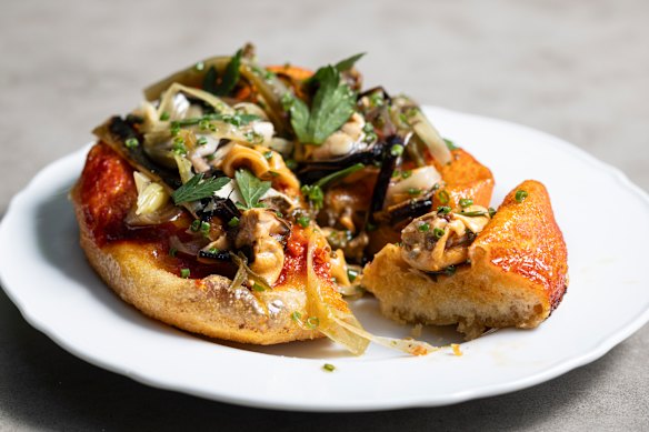 Pizzetta with smoked mussels.
