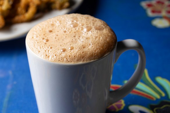 Teh tarik (chá com leite esfarelado).