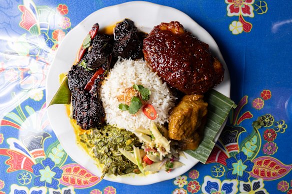 Crie seu próprio prato nasi campur com a seleção de banho-maria.