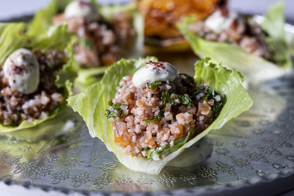 Pedaços de tabule, servidos no estilo sang choy bao.