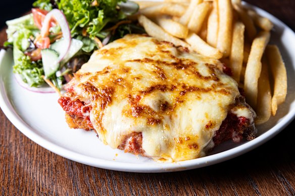 Frango à parmegiana.