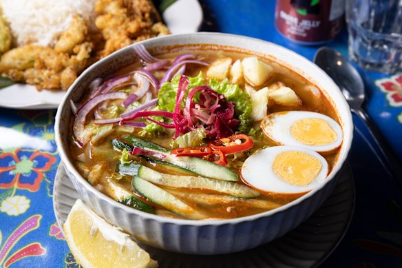 Penang laksa com tamarindo e cavala.