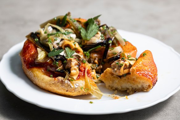 Pizzetta with smoked mussels.