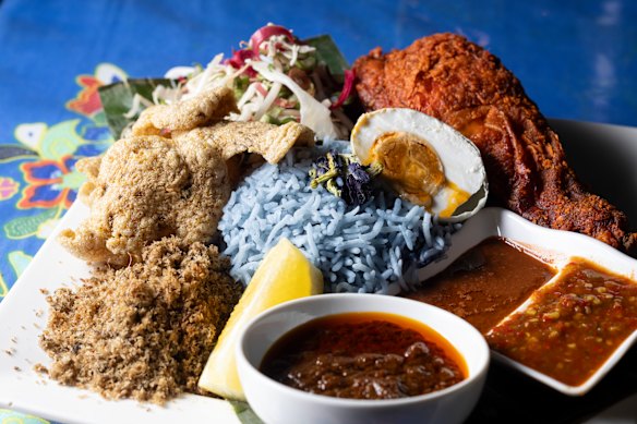 Nasi kerabu, com seu arroz azul, é um prato exclusivo de Matt Malaysia e foi projetado para ser misturado.