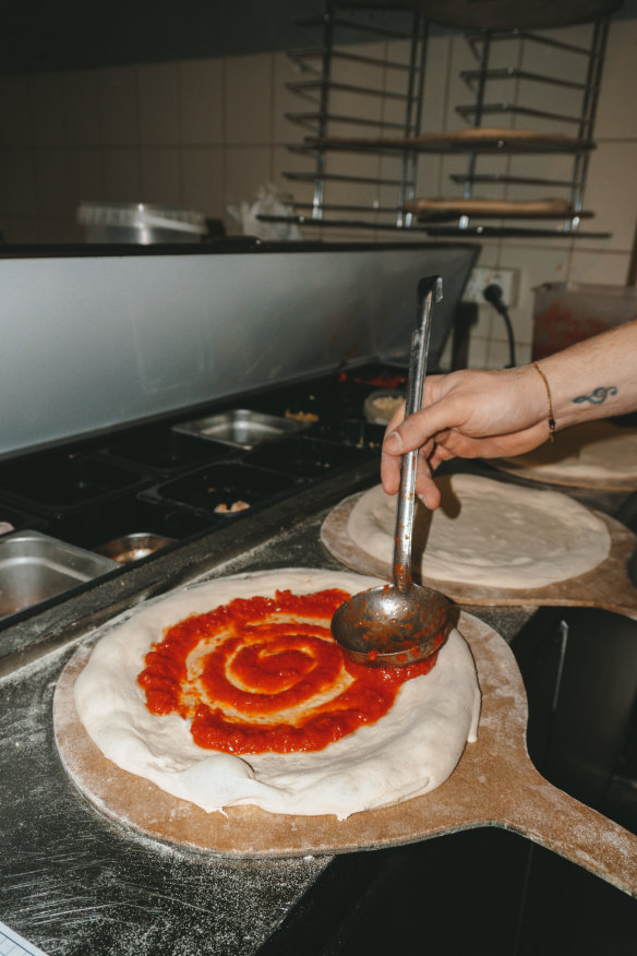 Preparing for toppings.