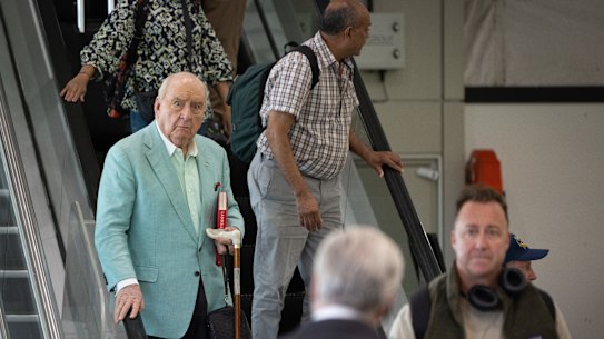 Alan Jones retorna a Sydney na tarde de terça-feira.