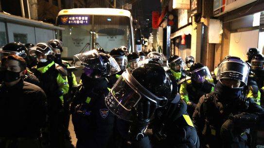 Police officers guard the Western District Court after the president’s supporters stormed the building.