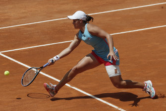 Ashley Party restituisce un pallone a Veronica Gutermetova nel terzo turno del torneo di tennis Open d'Italia a Roma.