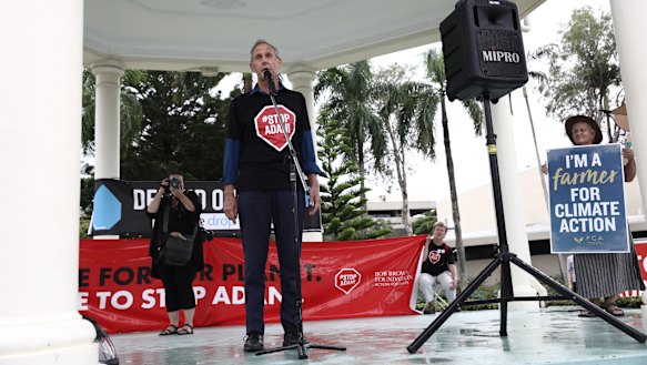 Former Greens Leader Bob Brown attends a Stop Adani rally in the same park as a Go Galilee Basin pro-coal mining rally at Mackay.