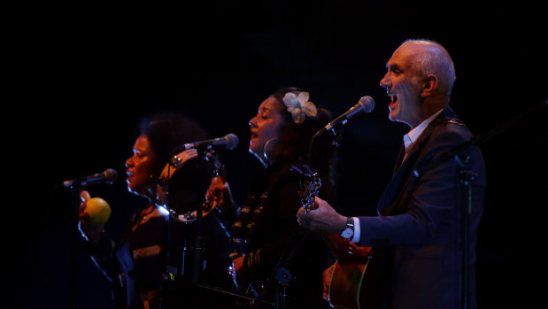 Paul Kelly performing with Vika and Linda Bull.