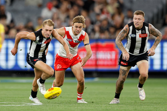 Finlay Macrae of the Magpies and James Rowbottom of the Swans compete for the ball.