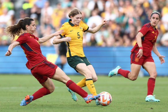 Cortnee Vine takes on the Spain defence.