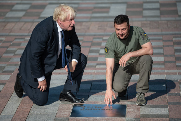 Volodymyr Zelensky presents a plaque dedicated to Boris Johnson in Ukraine.