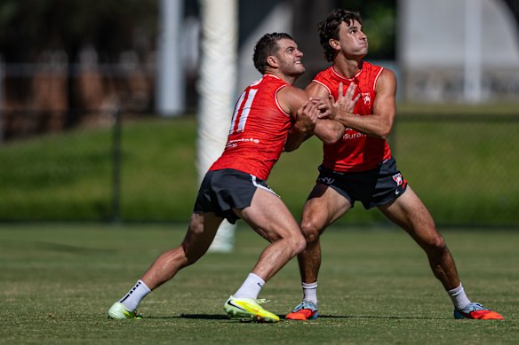 Tom Papley (à esquerda) antes de seu 200º jogo da AFL contra o West Coast Eagles em Perth, no sábado.