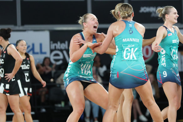 Melbourne Vixens celebrate the thrilling win over Collingwood Magpies in Sunday’s Super Netball match.