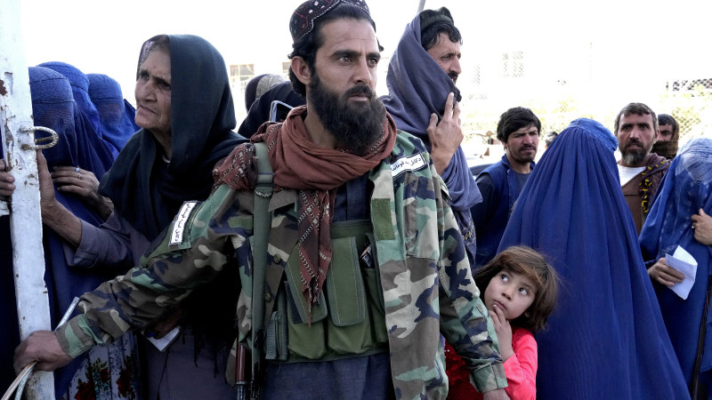 Kamu infazı, kırbaçlamalar Taliban cezalarının yeniden canlanmasına işaret ediyor