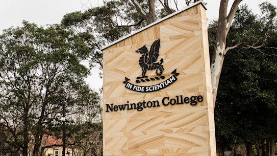 About 1000 former Newington College students met on Wednesday night at a special general meeting.