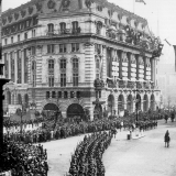 1919 Anzak Günü Yürüyüşü sırasında resmedilen Londra'daki Australia House.
