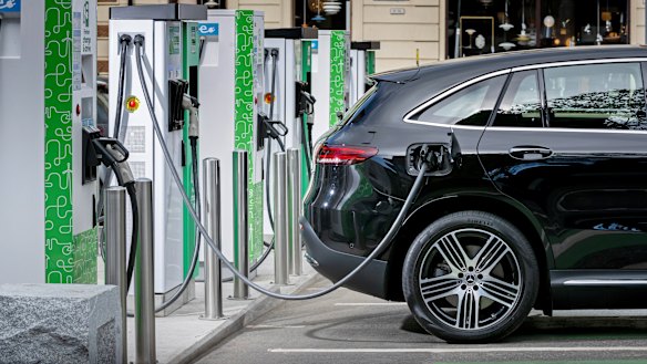 It would cost $200 million to convert the Commonwealth fleet to electric vehicles, the Parliamentary Budget Office has found. 