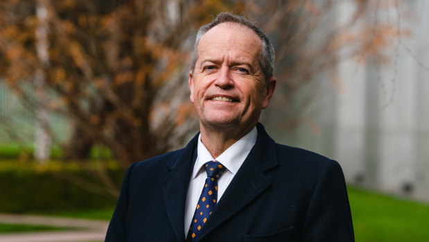 NDIS Minister Bill Shorten has announced the NDIA chief he criticised before the election is stepping down.