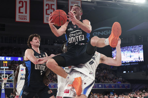 Melbourne United’s Matthew Dellavedova drives to the basket against Adelaide.