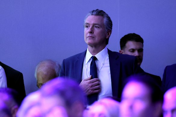O governador da Califórnia, Gavin Newsom, observa o discurso de Trump.