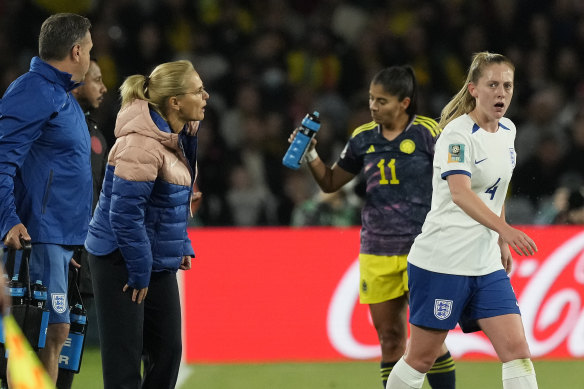 England coach Sarina Wiegman talks to Keira Walsh during their quarter-final win over Colombia.