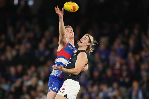 Carlton’s Tom De Koning (right) battles in the ruck against Bulldog Tim English.