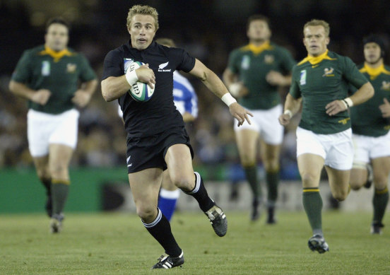 The Sprinboks give chase to All Black Justin Marshall during their 2003 Rugby World Cup quarter-final loss.