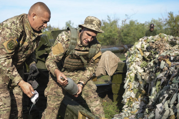 Ukraynalı askerler, 1 Ekim Cumartesi, Ukrayna, Donetsk bölgesi, Siversk yakınlarında bir Ukrayna D-30 obüsü için mühimmat taşıyor.