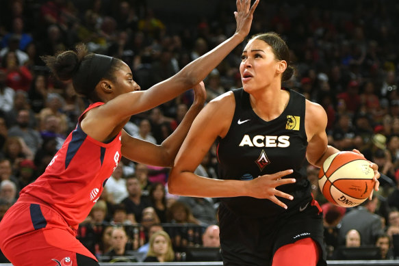 Liz Cambage playing in Las Vegas in the 2019 WNBA playoff semi-finals.
