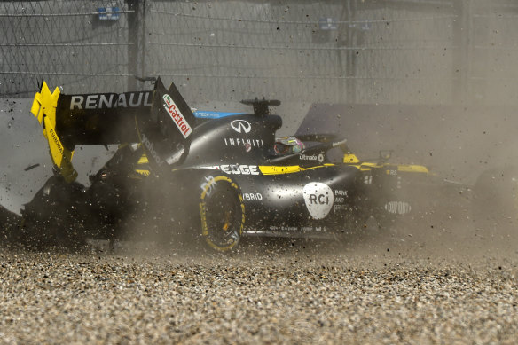 Daniel Ricciardo crashes into the barriers.