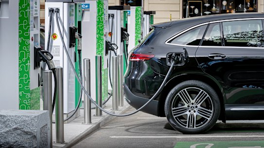It would cost $200 million to convert the Commonwealth fleet to electric vehicles, the Parliamentary Budget Office has found. 