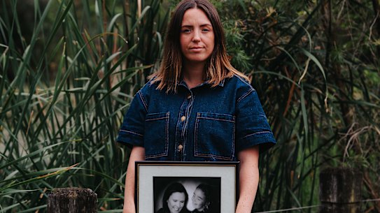 O câncer estava no reto e ele inicialmente atribuiu a dor e o sangramento a uma hemorróida. Após apenas 10 meses de cirurgias e dores cada vez mais debilitantes, Andreau faleceu antes de conhecer a segunda filha de Ellie, Zoe. História de Angus Thomson. Fotografado na segunda-feira, 24 de novembro de 2025. Foto: James Brickwood. NOTÍCIAS SMH 251124