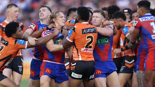 NEWCASTLE, AUSTRALIA - APRIL 13: Players were involved in a melee during the round six NRL match between Newcastle Knights and Wests Tigers at McDonald Jones Stadium, on April 13, 2025, in Newcastle, Australia. (Photo by Scott Gardiner/Getty Images) NEWCASTLE, AUSTRALIA - APRIL 13: Players were involved in a melee during the round six NRL match between Newcastle Knights and Wests Tigers at McDonald Jones Stadium, on April 13, 2025, in Newcastle, Australia. (Photo by Scott Gardiner/Getty Images)
