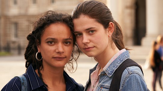 Sasha Lane (Bobbi) and Alison Oliver (Frances) are college students and former lovers in Conversations with Friends.