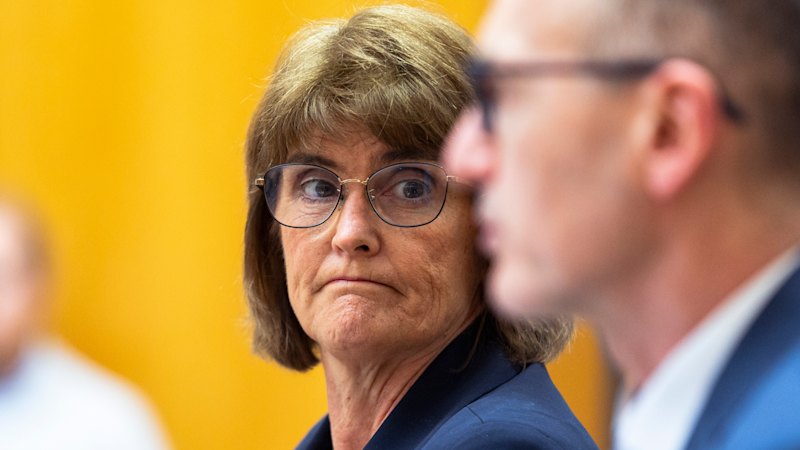 Unemployment rate hits four-year high, putting pressure on RBA to cut rates