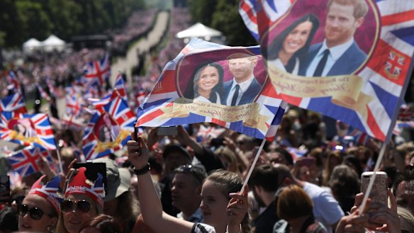 The crowd outside Windsor Castle. 