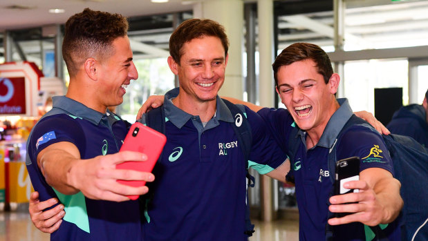 Nawaqanitawase gets a selfie with Wallabies legend Stephen Larkham and Junior Wallabies teammate Henry Robertson.
