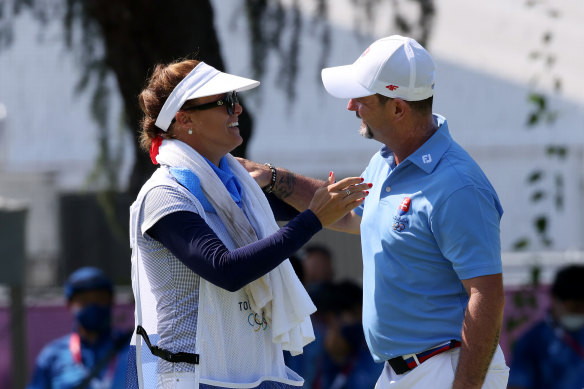 Rory Sabbatini celebrates his putt on the 18th green with his wife and caddie Martina.