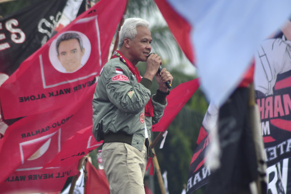 Presidential candidate Ganjar Pranowo speaks to his supporters during his campaign rally in Java.