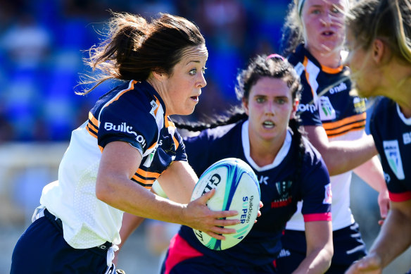 Michelle Perry taking the ball up for the Brumbies in Super W.