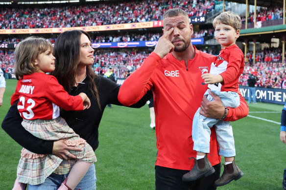 Retiring Swans great Lance Franklin farewells the SCG crowd, accompanied by wife Jesinta and children Tullulah and Rocky.
